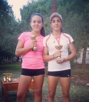 1&eta; &sigma;&tau;&alpha; &delta;&iota;&pi;&lambda;ά, 2&eta; &sigma;&tau;&alpha; &mu;&omicron;&nu;ά &eta; &Nu;&tau;ά&nu;&omicron;&upsilon;